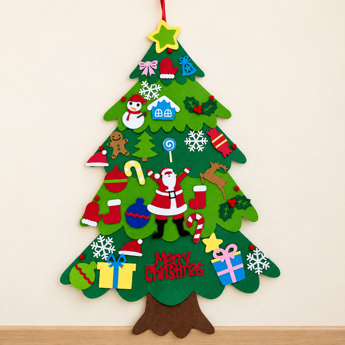 Sapin de Noël mural en feutrine à décorer — vue du produit, modèle présenté
