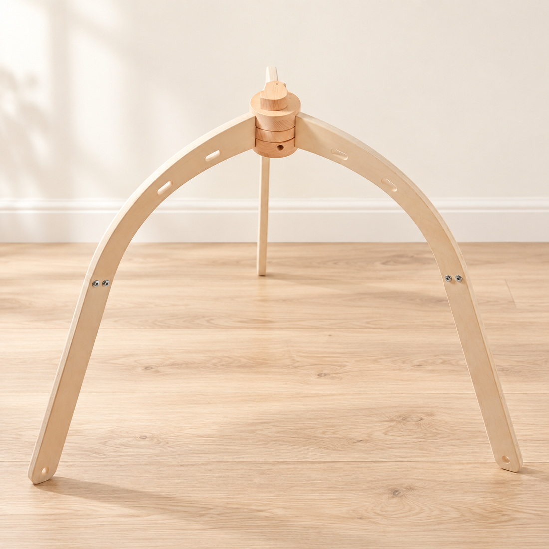 Portiques d’éveil en bois et accessoires au choix — vue du produit, modèle présenté