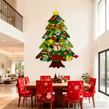 Sapin de Noël mural en feutrine dans une salle à manger décorée pour les fêtes